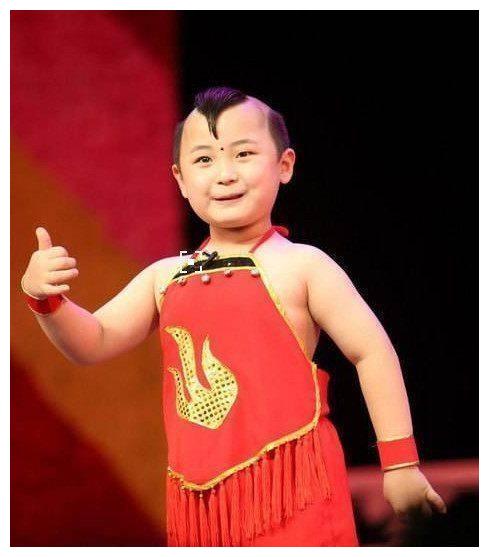 6岁上春晚8岁去世，父母的&ldquo;摇钱树&rdquo;，邓鸣贺的悲剧该由谁买单？