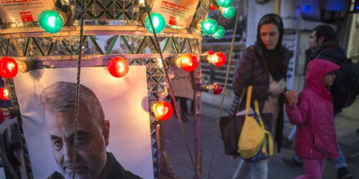 美伊终于开战！伊朗大批弹道导弹发射，美军基地一片火海