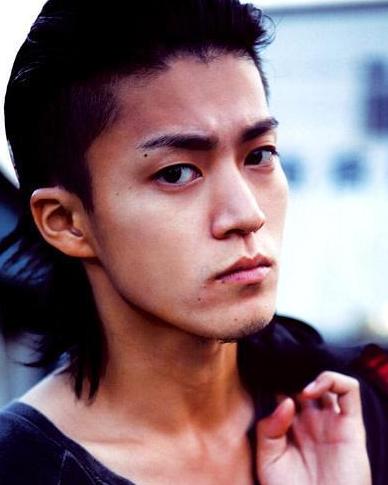 小栗旬的宝藏妻子山田优近照，细胳膊细腿气场十足