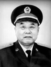 2011年李德生逝世后，群众清晨就赶来排队，王景清悲痛出席追悼会