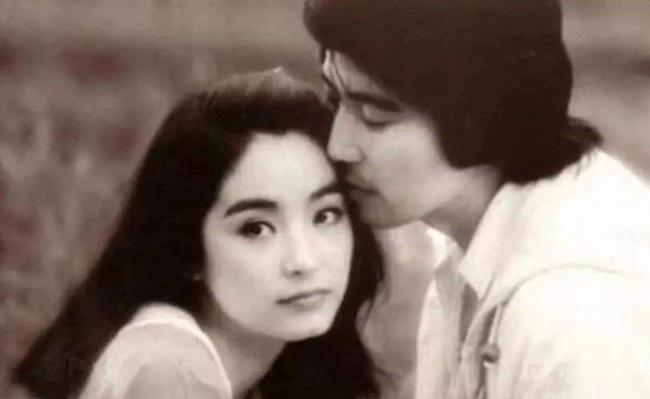 林青霞继女挺孕肚登封面 风采不输教主