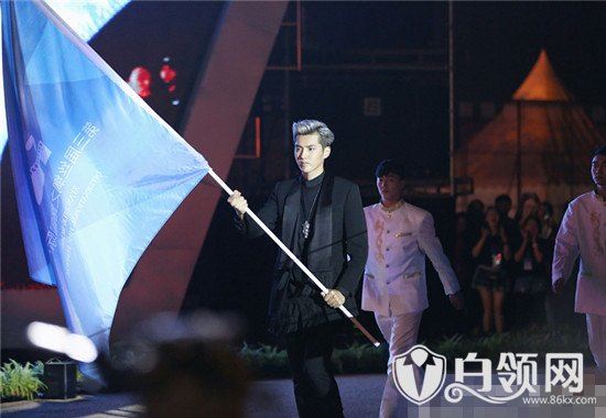 吴亦凡获青年大使 携手成龙传承电影使命