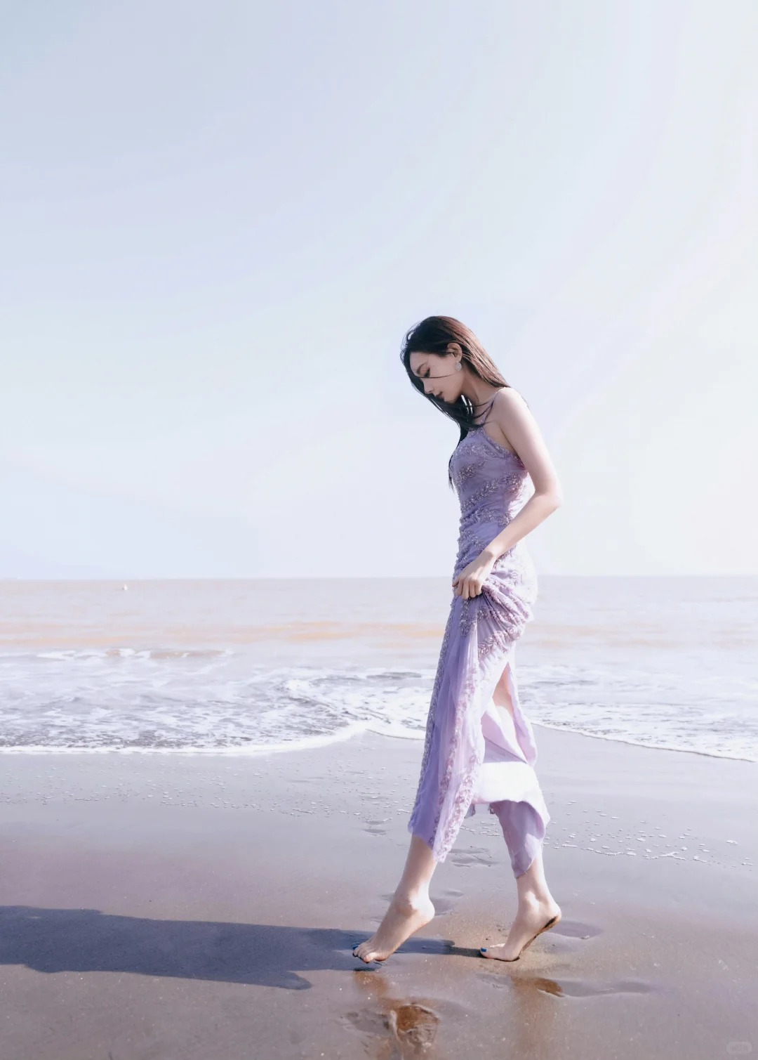 李一桐在海边 ~ 全是大长腿啊